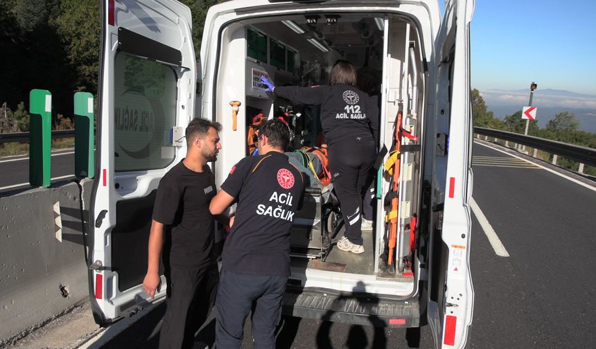 Otomobilin çarptığı Karayolları işçisi ağır yaralandı