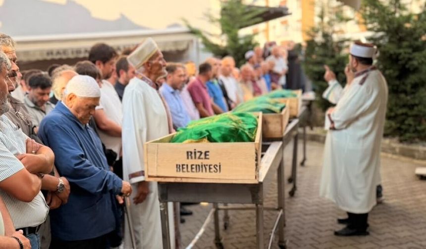 Çayeli'nde otomobilin devrildiği kazada ölen 2 kişi defnedildi