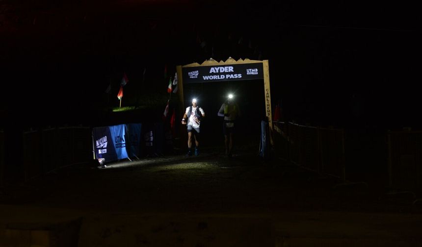 Rize'de dağ maratonunda sporcular kafa lambalarıyla yaylayı aydınlattı