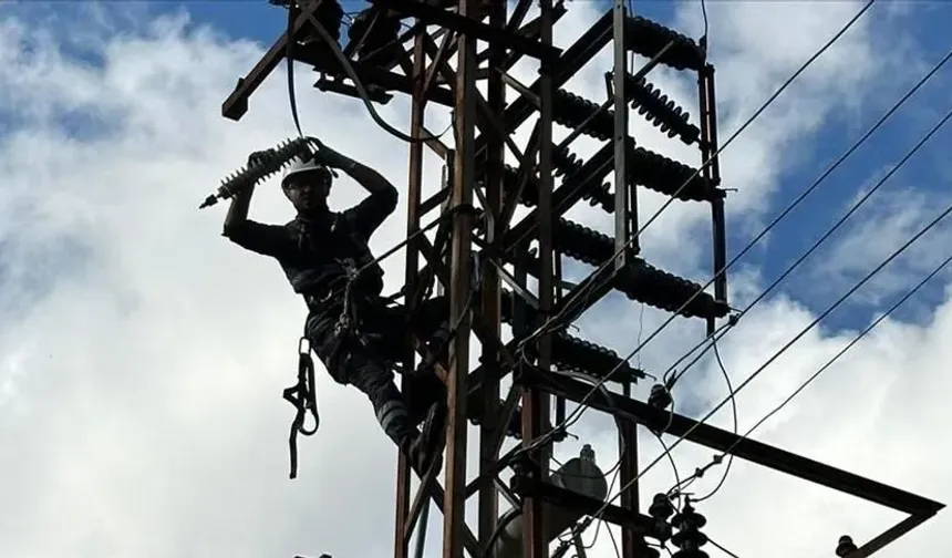 Rize’de Şiddetli Yağış Sonrası Elektrik Arızalarına Yoğun Çalışma