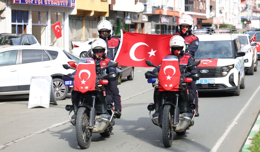 Çayeli’nde Cumhuriyet’in 103. Yılı Coşkusu Araç Kortejiyle Sokağa Taşındı