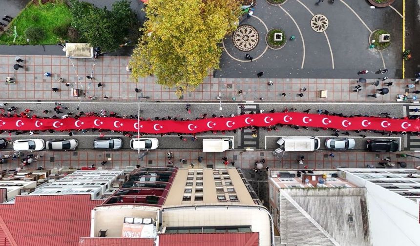 100 Metrelik Türk Bayrağı Rize’de Dalgalandı