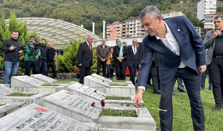 Özgür Özel Şehitliği Ziyaret Etti