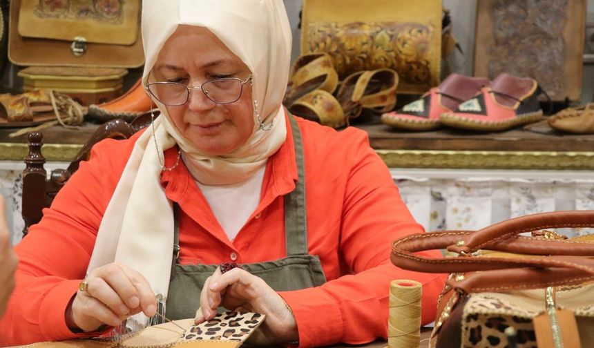 46 yaşında başladığı üniversiteyi birincilikle bitiren kadın deri işlemeciliği ustası olarak eğitim veriyor