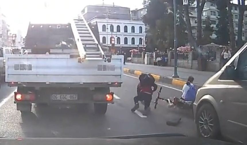 Araklı'da minibüsün elektrikli bisikletteki 2 öğrenciye çarptığı anlar kamerada
