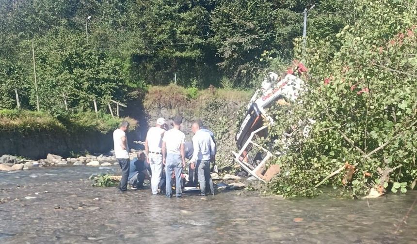 Çayeli’nde Kamyon Dereye Düştü: Sürücü Yaralandı